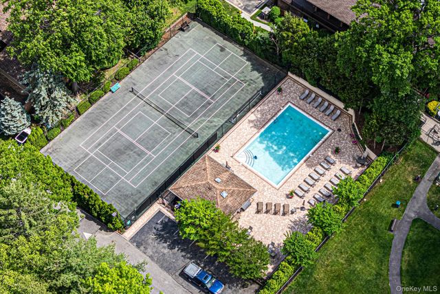 6 Wimbledon Drive, Roslyn, NY 11576