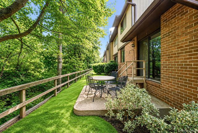 6 Wimbledon Drive, Roslyn, NY 11576
