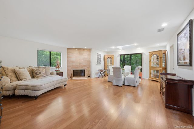 6 Wimbledon Drive, Roslyn, NY 11576