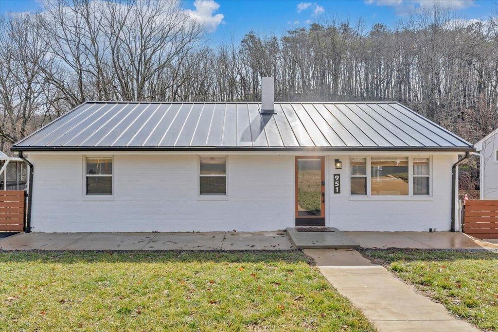 951 Hartsook BLVD, Roanoke, VA 24014