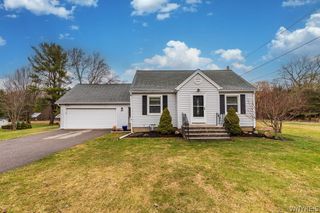 24 Greenmeadow Drive, Orchard Park, NY 14127