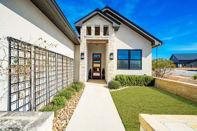 1025 Comanche Hills Dr, Kerrville, TX 78028