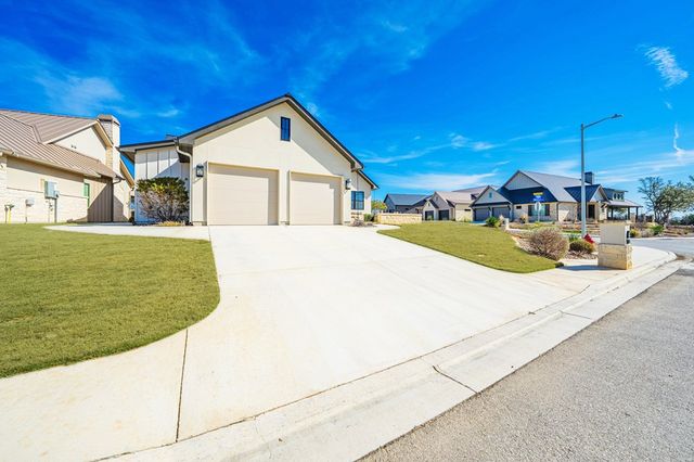 1025 Comanche Hills Dr, Kerrville, TX 78028