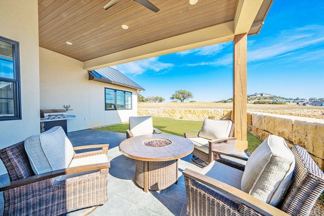 1025 Comanche Hills Dr, Kerrville, TX 78028