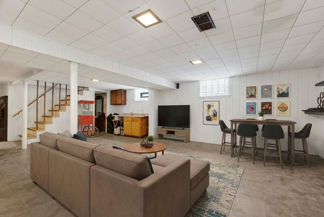 5265 W Devon Avenue, Chicago, IL 60646