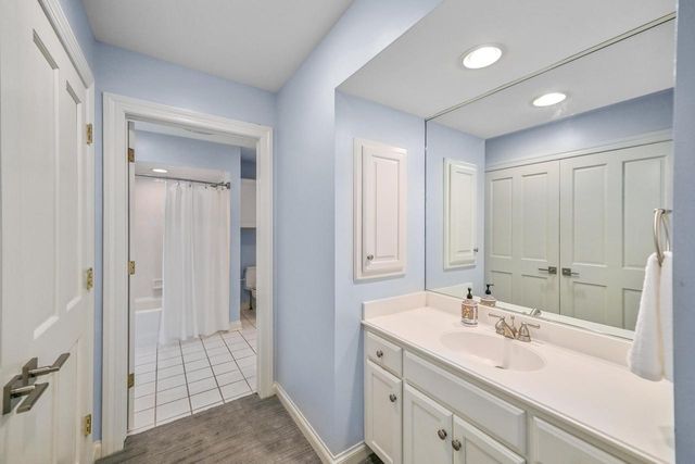 4025 W Stonefield ROAD, Mequon, WI 53092
