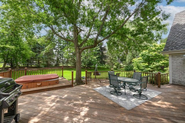 4025 W Stonefield ROAD, Mequon, WI 53092