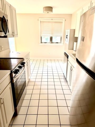 1244 W BYRON Street 2, Chicago, IL 60613