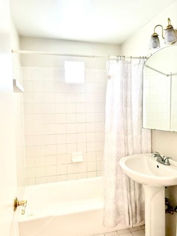 1244 W BYRON Street 2, Chicago, IL 60613