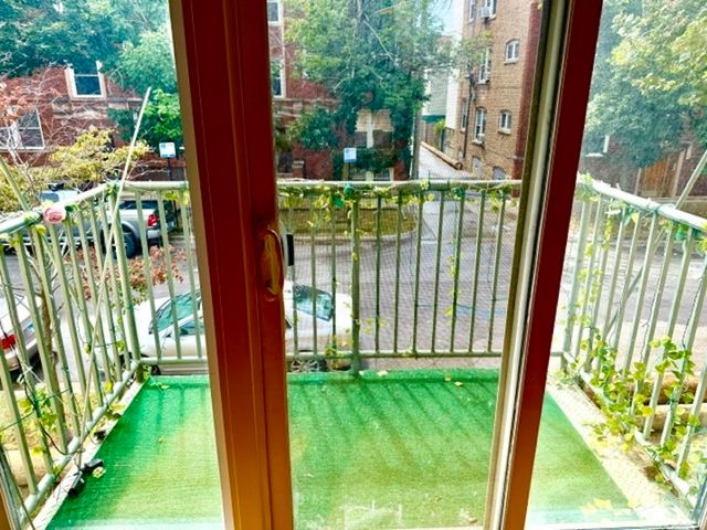 1244 W BYRON Street 2, Chicago, IL 60613