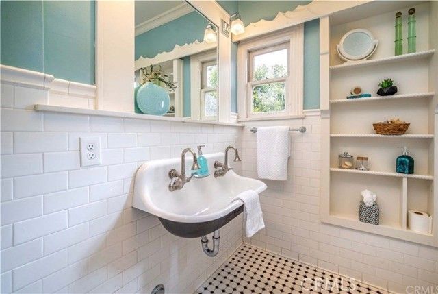 2421 N Heliotrope Drive, Santa Ana, CA 92706