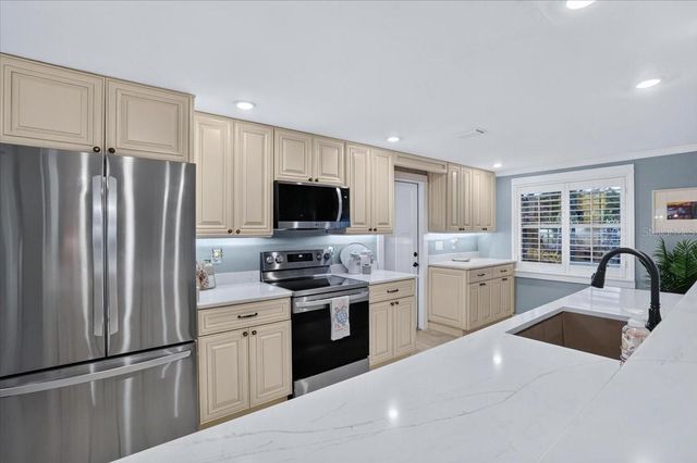 520 69TH STREET, Holmes Beach, FL 34217