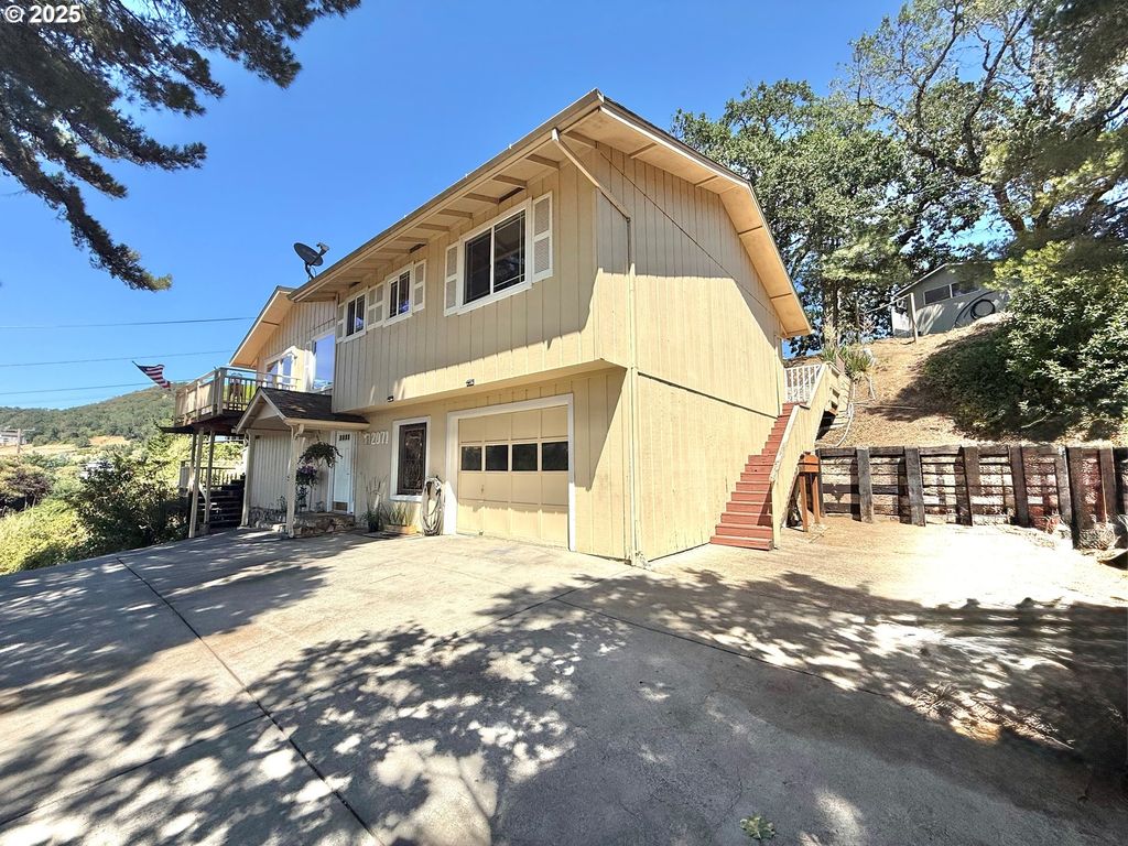 2071 Nw MOTAH St, Roseburg, OR 97471