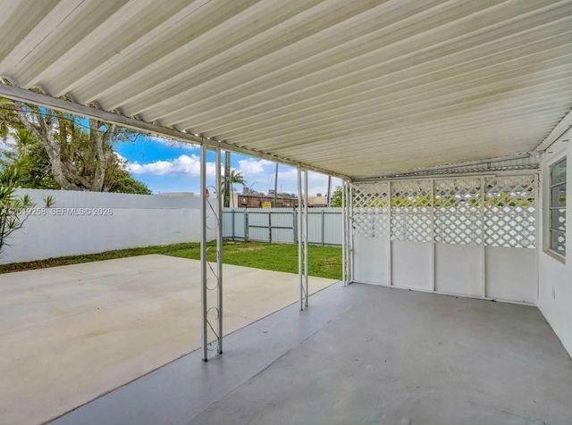 9494 SW 39th St, Miami, FL 33165