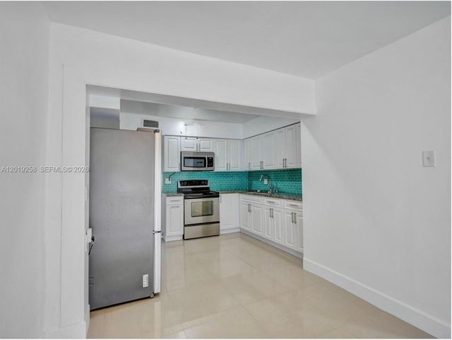9494 SW 39th St, Miami, FL 33165