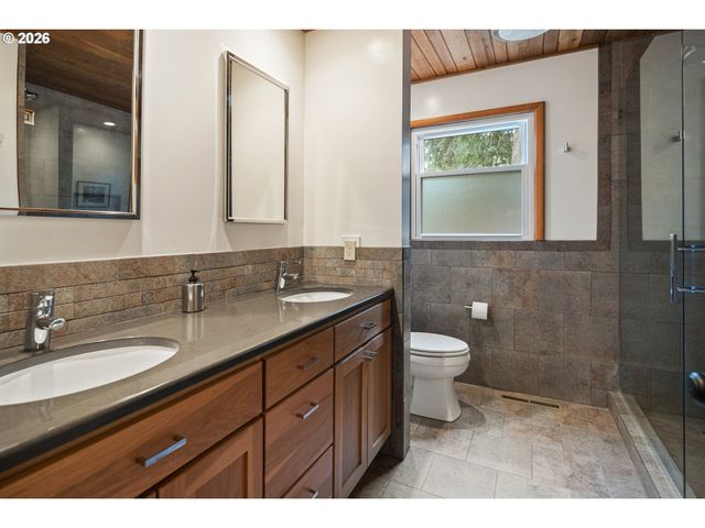 19022 OLD RIVER Dr, West Linn, OR 97068