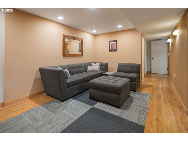 19022 OLD RIVER Dr, West Linn, OR 97068