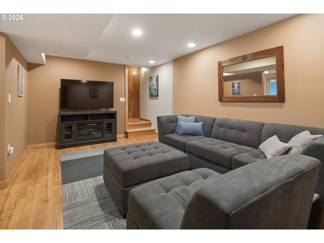 19022 OLD RIVER Dr, West Linn, OR 97068