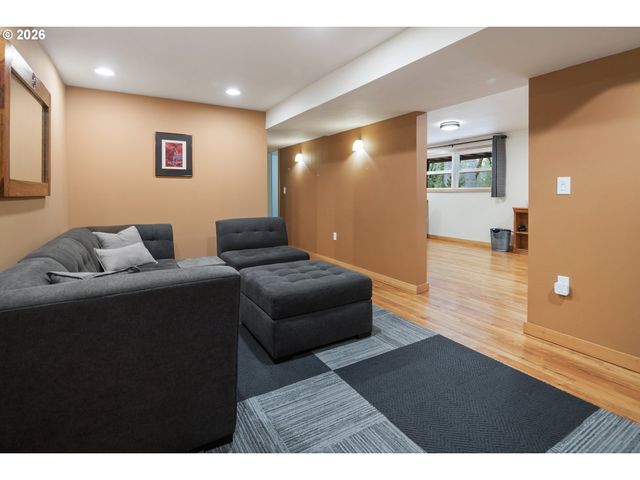 19022 OLD RIVER Dr, West Linn, OR 97068