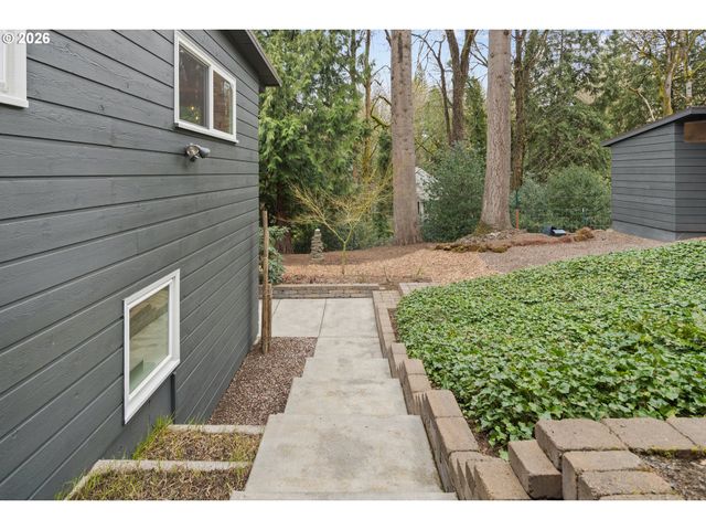 19022 OLD RIVER Dr, West Linn, OR 97068