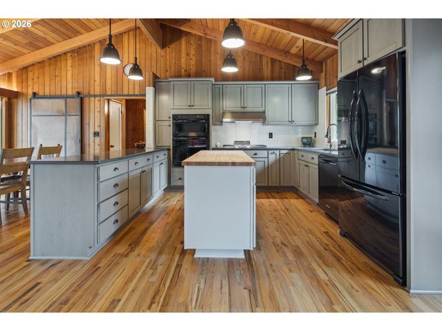 19022 OLD RIVER Dr, West Linn, OR 97068