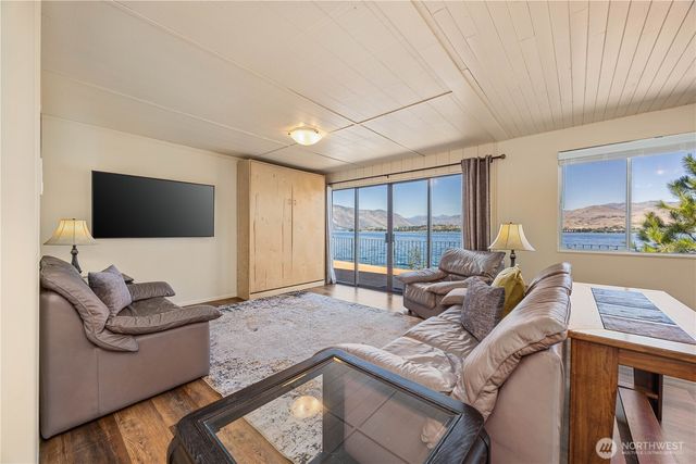 3132 S Lakeshore Road, Chelan, WA 98816