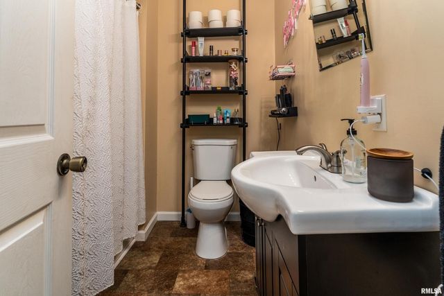 701 E CAMPUS Drive, Carbondale, IL 62901