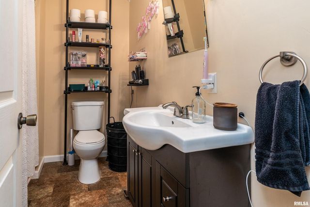 701 E CAMPUS Drive, Carbondale, IL 62901