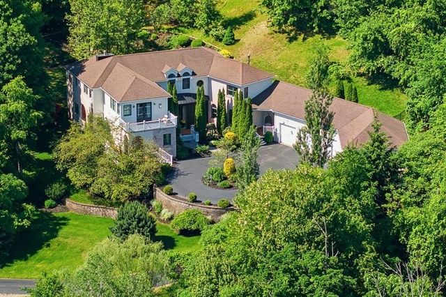 15 Chardonnay Terrace, Bedford, NH 03110