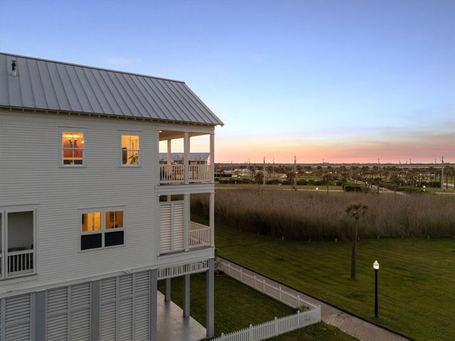 2646 E Seaside Drive, Galveston, TX 77550