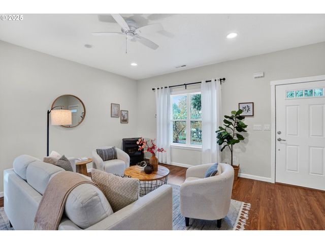 9372 Se BLUE JAY Ln, Boring, OR 97009