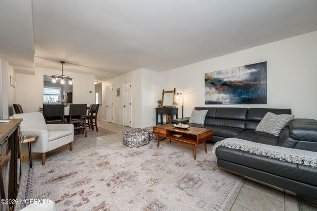 7 King Charles Court, Englishtown, NJ 07726