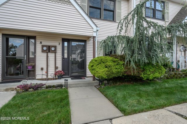 7 King Charles Court, Englishtown, NJ 07726