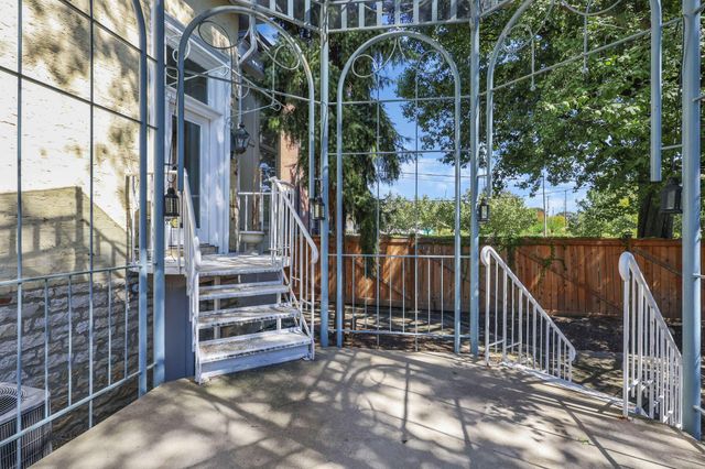 615 E Town Street, Columbus, OH 43215