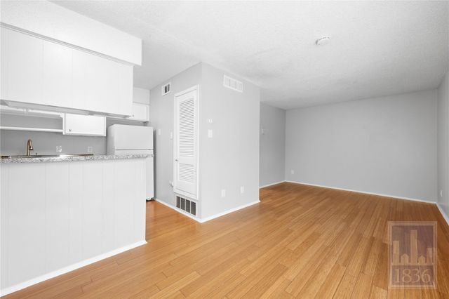 1111 W 10th ST 209, Austin, TX 78703