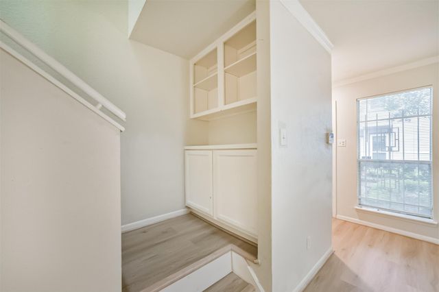 5917 Fairdale Lane 10, Houston, TX 77057