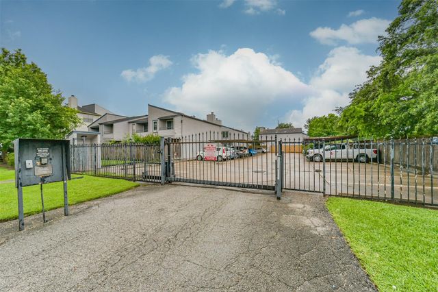 5917 Fairdale Lane 10, Houston, TX 77057