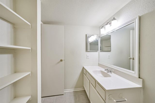 5917 Fairdale Lane 10, Houston, TX 77057