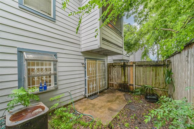 5917 Fairdale Lane 10, Houston, TX 77057