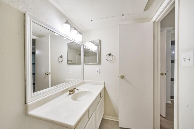 5917 Fairdale Lane 10, Houston, TX 77057