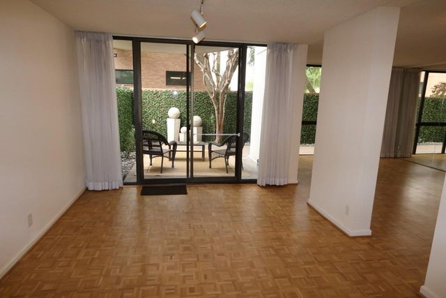 5001 Woodway Drive 104, Houston, TX 77056