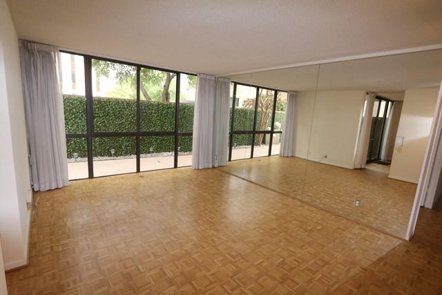 5001 Woodway Drive 104, Houston, TX 77056