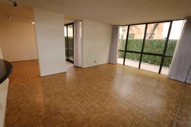 5001 Woodway Drive 104, Houston, TX 77056