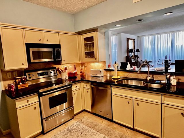 5001 Woodway Drive 104, Houston, TX 77056