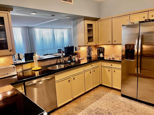 5001 Woodway Drive 104, Houston, TX 77056