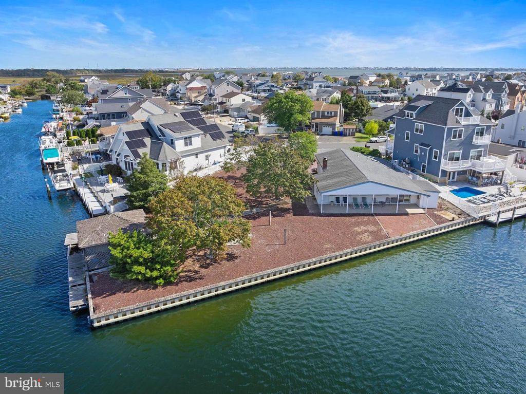 Image 2 of property listing at 34 W GRANADA DR, Brick, NJ 08723