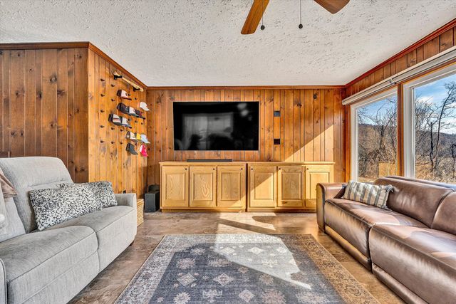 8340 Poplar Springs LN, Roanoke, VA 24018