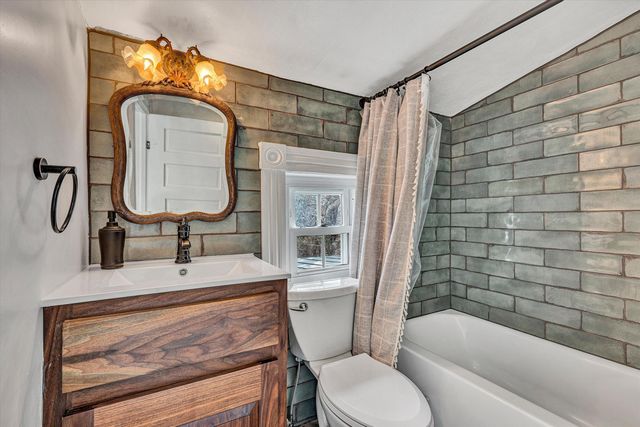 8340 Poplar Springs LN, Roanoke, VA 24018