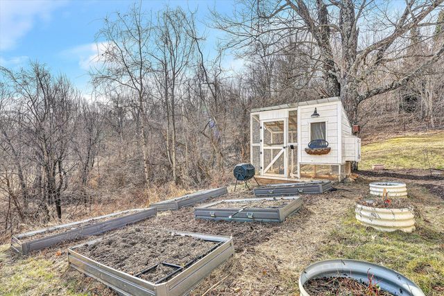 8340 Poplar Springs LN, Roanoke, VA 24018