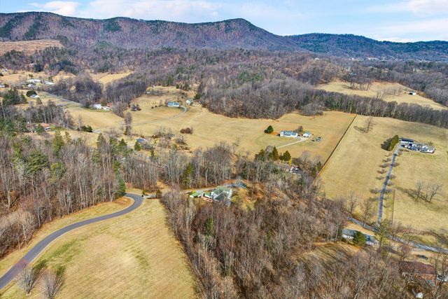 8340 Poplar Springs LN, Roanoke, VA 24018